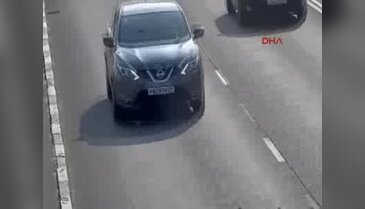 Otoyoldaki yavru kediyi kurtardı