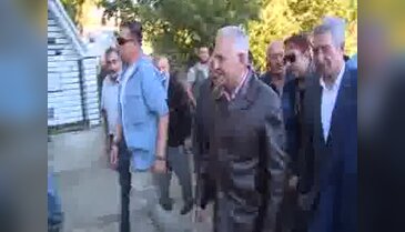 Başbakan Binali Yıldırım heyelanın vurduğu köye gitti