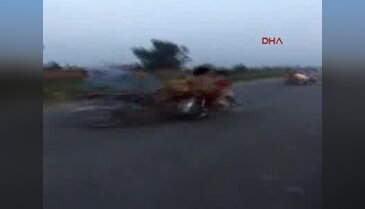 Motosikletlerin kafa kafaya çarpıştığı o an böyle görüntülendi
