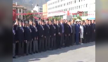 Manisa'daki gaziler günü töreninde çelenk şaşkınlığı
