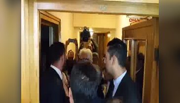 Meclis'te basın toplantı salonuna giremeyince tuvalet önünde açıklama yapıldı - 1