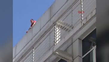Çatıdan düşen işçiyi itfaiye kurtardı