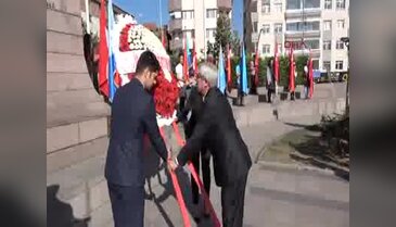 Protokol konuşmaları uzadı, öğrenciler sıcaktan bunaldı