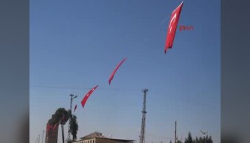 Suriye sınırı Türk bayraklarıyla donatıldı