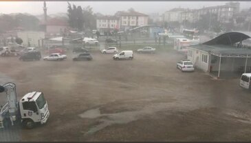 Bursa'da şiddetli fırtına ve yağmur hayatı felç etti