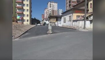 Telefon santrali yol ortasında kaldı
