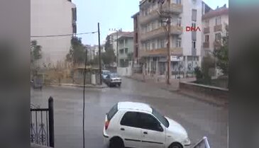 Keşan'da yağış etkili oldu, yıldırım düşen evde yangın çıktı