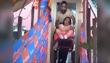 Evlat edindikleri engelli kızlarına sevgileriyle hayat verdiler