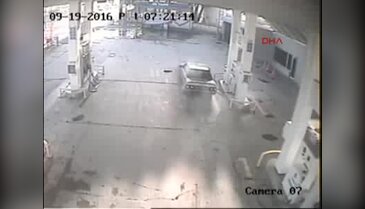 Akaryakıt istasyonunda alev alan otomobil paniğe neden oldu