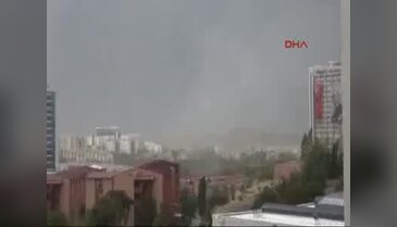 Ankara'da şiddetli rüzgar bakanlığın bayrak direğini devirdi