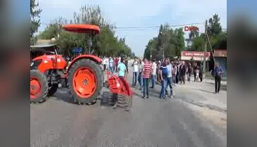 Ceyhan'da öğrencilerin servis eylemi