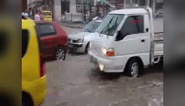 15 dakika süren yağmur zor anlar yaşattı