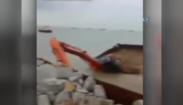 İş makinesi sulara böyle gömüldü