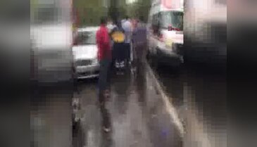 Seyir halindeki otomobilin üzerine ağaç devrildi: 4 yaralı