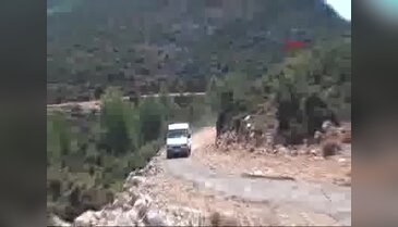 Tatilciler yamaç paraşütüyle Kaş'ı izliyor