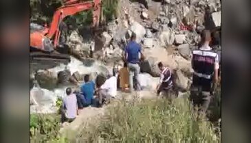 Şelaleye düşüp ölen oğlun kurtarmak için suya giren baba hala bulunamadı