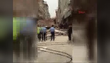 İstanbul'da 5 katlı bina çöktü - 1
