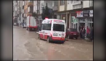 Beşikdüzü'nde öğretmen ve öğrenciler itfaiye araçları ile okul binasından çıkartıldı