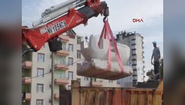 Göçmen izleri heykeli yeni yerine taşındı