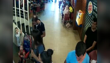 Yemek sırasındaki çantadaki cep telefonunu çaldılar