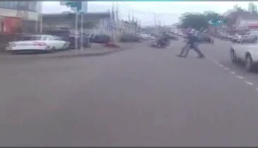 Motosikletin çarptığı adam havada taklalar attı