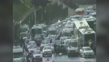 Acıbadem'de yoldan çıkan metrobüs, D-100'e girerek kaza yaptı - 1