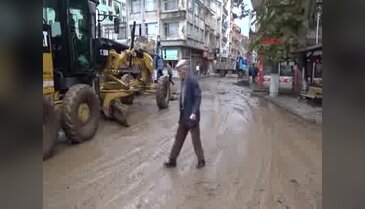 Trabzon Beşikdüzü'nde su çekildi, temizlik başladı