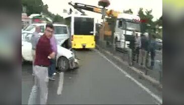 Acıbadem'de yoldan çıkan metrobüs, D-100'e girerek kaza yaptı - 5