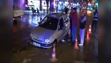 Uşak'ta çöken yola otomobil düştü
