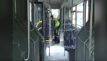 Metrobüste şoför bölümünün yakınındaki şemsiye