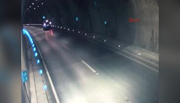Kazada üzerinden 2 araç geçti, onlarca sürücü aldırmadı