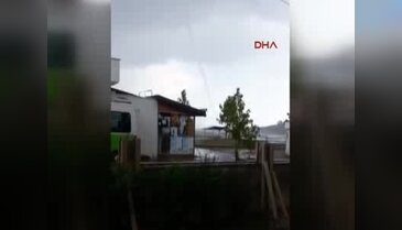 Kandıra'da denizde oluşan hortum görüntülendi