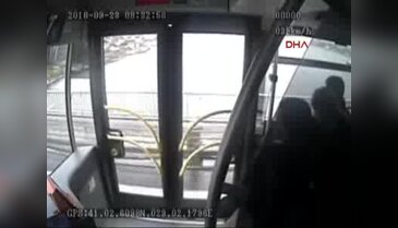 Metrobüsteki şemsiyeli saldırı kamerada