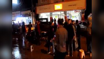 Motosiklet yayalara çarptı: 3 yaralı