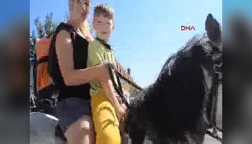 Oğlunu atla okula götürüyor