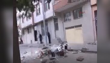 Elinde bıçakla eşyalarını 3'üncü kattan sokağa attı