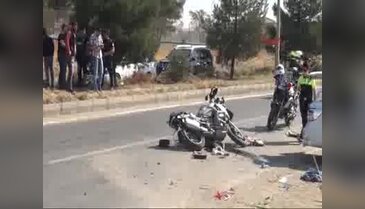 Polis motosikleti, park halindeki otomobile çarptı: 2'si polis 3 kişi yaralandı