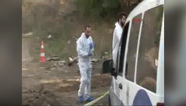 Silahların bulunduğu arazide iş makinesi kazı yapıyor