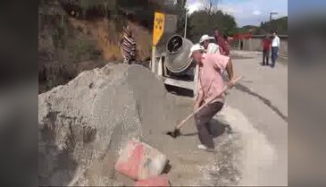Belediye Başkanı, yol yapımında çalışıyor