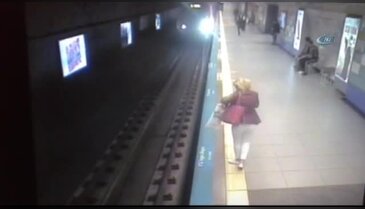 Metro istasyonundaki intihar saniye saniye kamerada