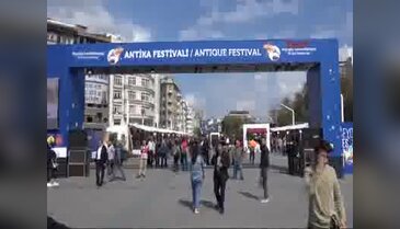 İstiklal Caddesi rengarenk klasik araçlarla doldu
