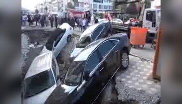 İstanbul Merter'de yol çöktü - 2