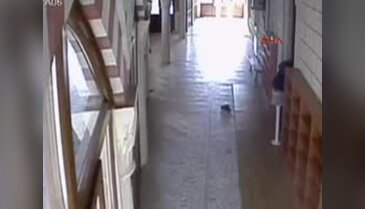 Camideki yardım kutularındaki paraları çaldı