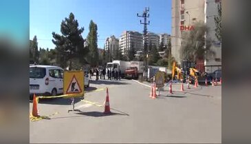 Ankara'da yol çöktü; 2 iş makinası sulara gömüldü
