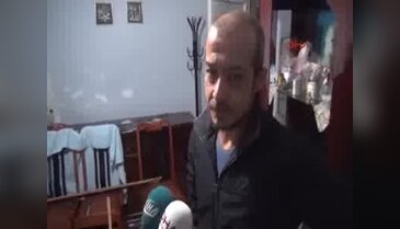 Elinde 2 bıçakla komşusunun evinin kapısını kırıp içeri girdi