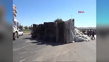 Şanlıurfa'da pamuk yüklü kamyon devrildi: 2 yaralı