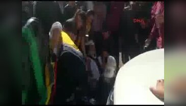 Kaldırımda yürüyen anne-kızın kafasına direk düştü