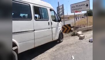 Otomobille minibüs çarpıştı: 3 yaralı