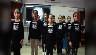 Gönüllü olarak öğrencilerine işaret dilini öğretti