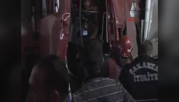 Emniyet şeridinde duran TIR'a çarpan TIR'ın sürücüsü yaralandı